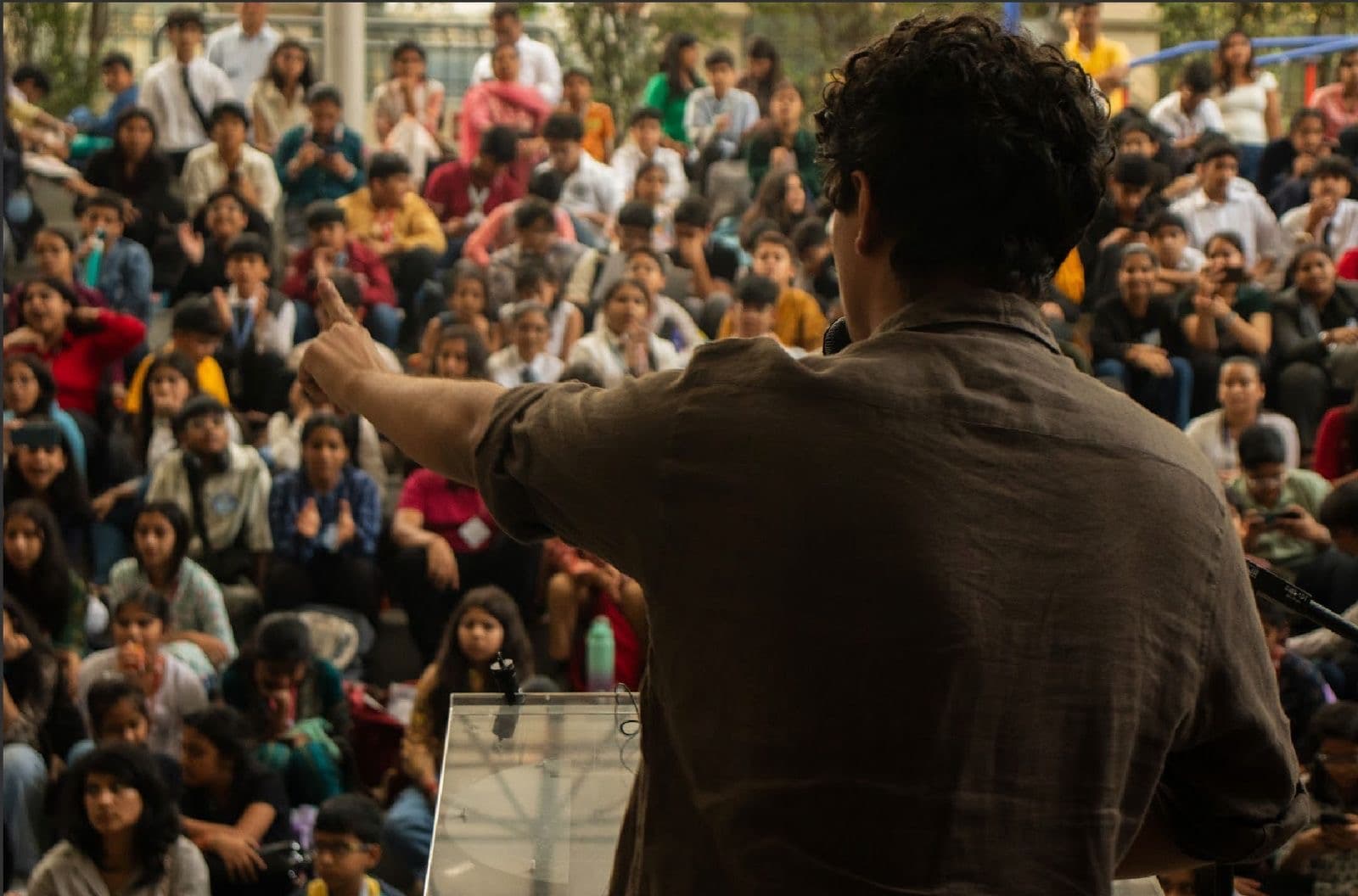 A speaker addressing a full hall at a Taivas event